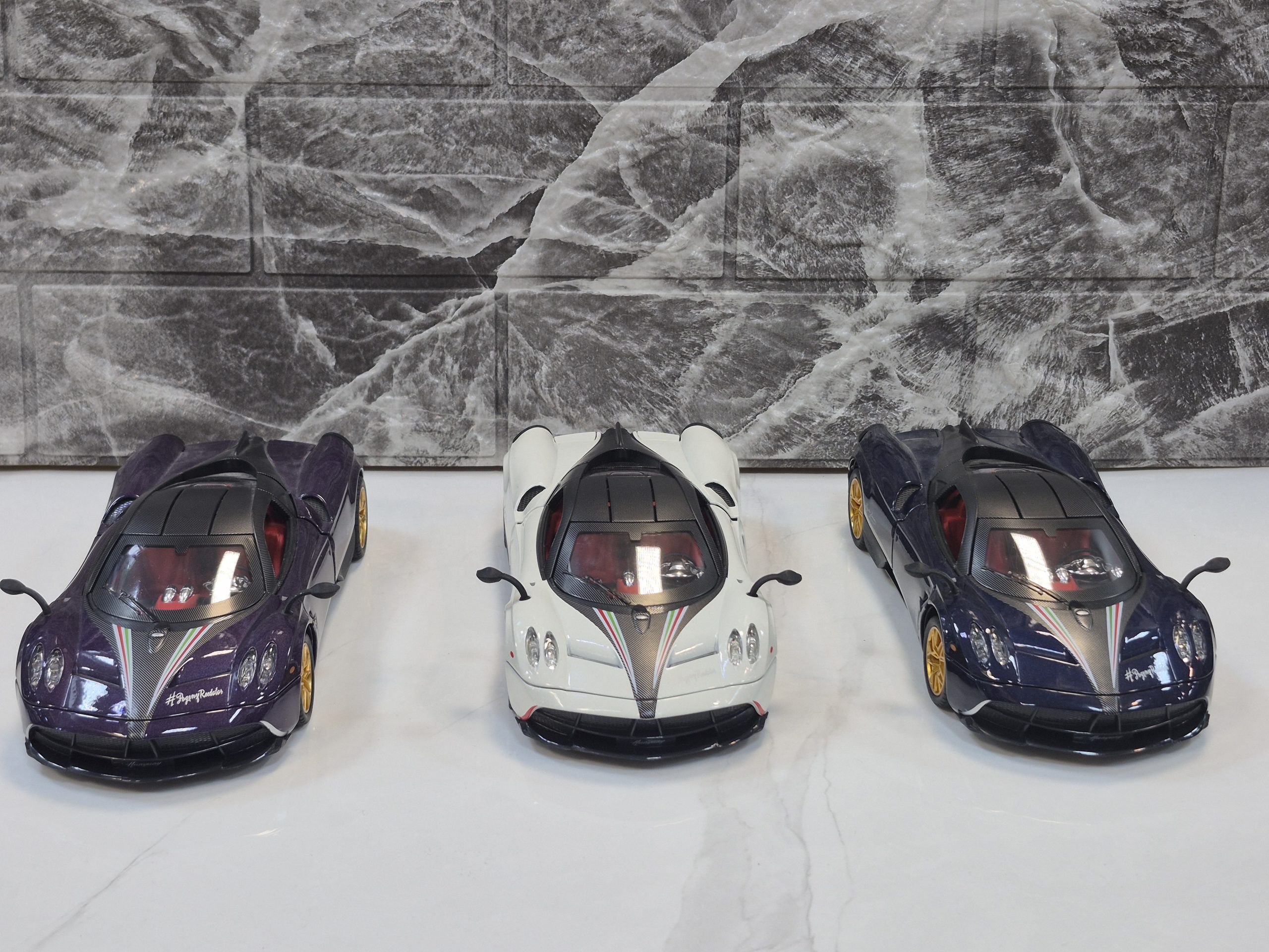 ۲۰۲۵۰۹۲۹_۱۷۳۸۰۴ ماکت ماشین فلزی پاگانی دودزا - Image 1