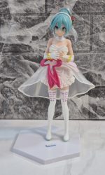 هاتسونه بالباس عروس