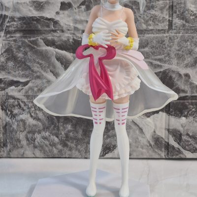 هاتسونه بالباس عروس