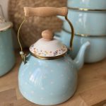 کتری لعابی دسته چوبی ۲.۵ لیتر تیفانی خالدار طرح انگلیش هوم کد_4713 - Image 2