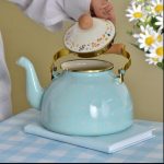 کتری لعابی دسته چوبی ۲.۵ لیتر تیفانی خالدار طرح انگلیش هوم کد_4713