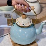 کتری لعابی دسته چوبی ۲.۵ لیتر تیفانی خالدار طرح انگلیش هوم کد_4713 - Image 3